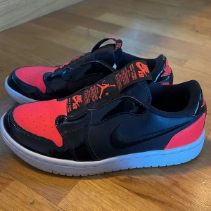 Air jordan 1 low slip - Säljer dessa som är helt nya använda 2 ggr och de är i storlek 38.  500 kr vid snabb affär kan priset diskuteras. Möts upp i centrala Sthlm och betalning sker endast via swish