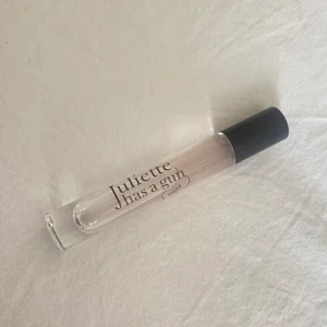 Juliette has a Gun vanilla vibes - 7,5 ml, Skulle säga att det är 90% kvar eftersom jag testat den. Säljer då den inte riktigt passade mig 💕