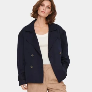 Vår Jacka - Säljer min jacka från Saint Tropez, andvänt få gånger. Köpt för 1499 kr🤍