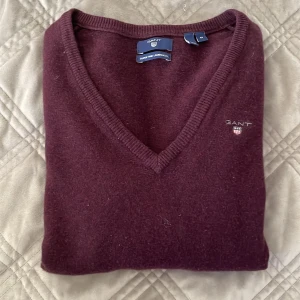 Gant tröja - Superfin och mjuk v-ringad gant tröja i 100% lammull💓. Oanvänd och har inga skador. Liten i storleken. Nypris 1000kr. Vid frågor är det bara att skriva privat🤗Pris kan diskuteras.