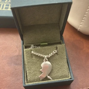 Maria Nilsdotter  - Det fina halvhjärtat halsbandet💗💗 Super fint skick och såå fin!!🫰