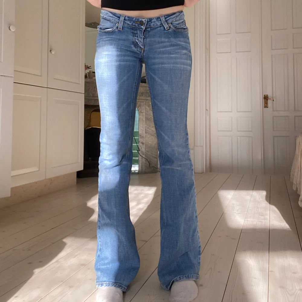 Super snygga Lågmidjade jeans från märket ONLY som passar mig som brukar bära 34/xs. Jeans & Byxor.