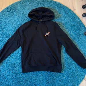 Axel arigato hoodie - Arigato hoodie storlek S, knappast använd och skulle själv inte kunna skilja den från en ny.