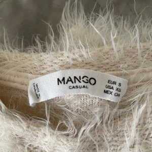 Vit stickad tröja - Mysig stickad tröja från mango💐. Enbart använd 1-2 gånger samt har inga skador eller fläckar. Liten i storleken. Vid frågor är det bara att skriva privat😇Pris kan diskuteras.