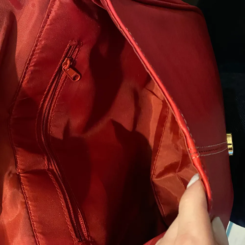 Så fin axelband/rem väska i rött med gulddetaljer och innerfack❣️❣️Skriv privat vid intresse eller frågor😊😊🫶🏼. Väskor.