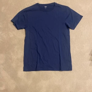 Oanvänd marinblå T-shirt - Oanvänd marinblå T-shirt som passar bra till allt! Storlek S men passar M lika bra❤️