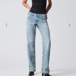 Jag säljer nu mina älskade jeans då de har blivit för små. Dem har några defekter så fråga om ni vill ha bild. Jag betalar frakten😇🫶🏼