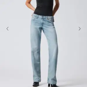 Jag säljer nu mina älskade jeans då de har blivit för små. Dem har några defekter så fråga om ni vill ha bild. Jag betalar frakten😇🫶🏼
