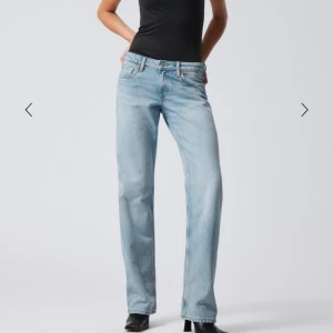 Weekday arrow low straight jeans - Jag säljer nu mina älskade jeans då de har blivit för små. Dem har några defekter så fråga om ni vill ha bild. Jag betalar frakten😇🫶🏼