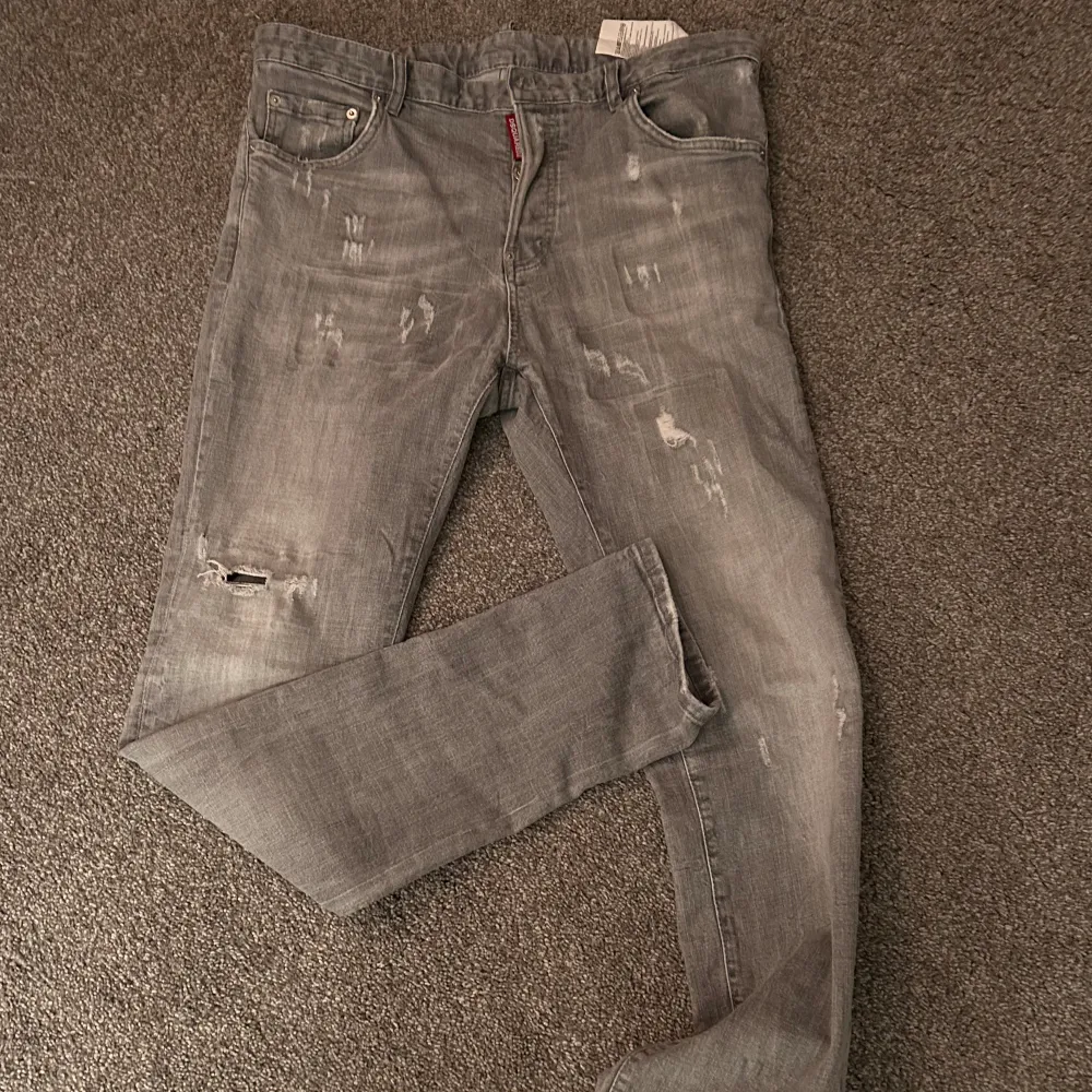 Dsquared2 ljus grå jeans strl 52 (italiensk strl)  slim fit  . Jeans & Byxor.