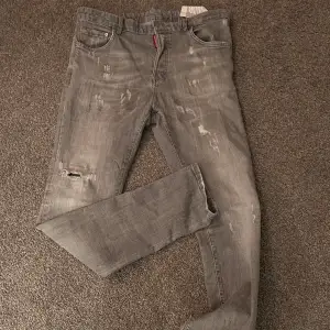 Dsquared2 ljus grå jeans strl 52 (italiensk strl)  slim fit  