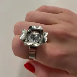 Snygg silver ring formad som en blomma. Ringen är i rostfritt material och den är justerbar.🥰 