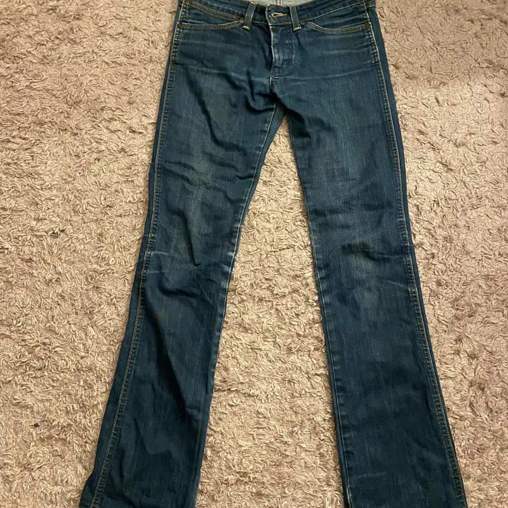 Fina mörkblå jeans från wrangler, nytt skick, storlek 28/34. Skriv för måtten😊. Jeans & Byxor.