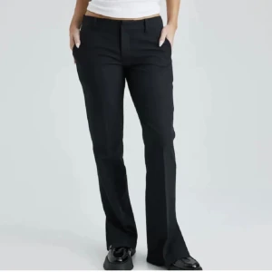 Lågmidjade kostymbyxor  - Säljer dessa skit snygga kostymbyxor med låg midja. Har slits. Hör av er vid frågor !🫶🏻 Pris kan dras ner vid snabb affär! 