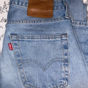 Levi’s 501 - Säljer mina levi’s 501or, köpte dom för 1250kr på carlings. Men avänder dom inte längre. Finns en liten defekt på 3de bilden längst ner på byxan så dom säljs billigt. Annars bra skick. Hör av er vid frågor 