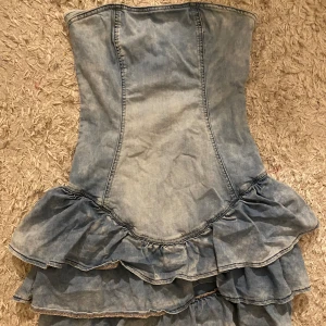Jeansklänning - Superfin jeansklänning med volang❤️ 