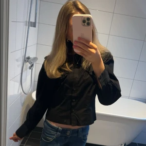 Svart blus - Så snygg blus med knappar!! Använt en gång 