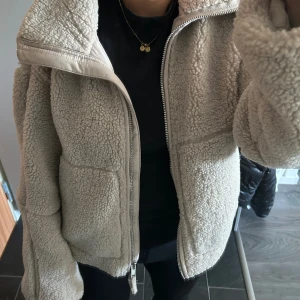 Teddyjacka - En superfin teddyjacka ifrån H&M i storlek XS, passar mig som brukar ha storlek S/M. Jackan är sparsamt använd och i fint skick, köpt i november. 