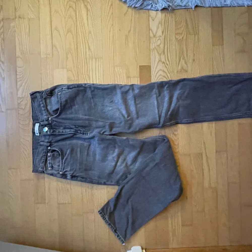 Gråa jeans från Gina Tricot i storlek 34! Säljer då de inte kommer till användning längre. Pris kan diskuteras!💕. Jeans & Byxor.
