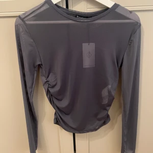 Mesh topp - Aldrig använd, prislappen sitter kvar. Har en likadan i svart om någon skulle vara intresserad. Skulle säga att den sitter som en s