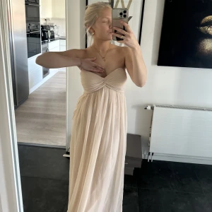 Nelly klänning - Intressekonll då den är lite stor på mig, man får gärna höra av sig om man har någon liknande så kan vi byta