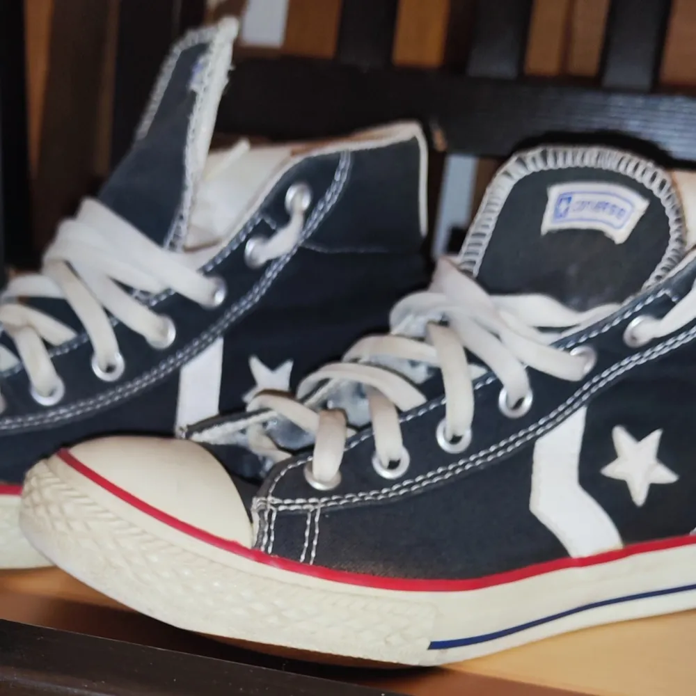 Converse skor i fint skick. Stl 37. Önskas fler bilder så skriv 😊 . Skor.