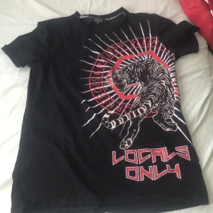 Säljer plp tshirt  - Har it andvänt den i 2 veckor har haft på dig den en gång