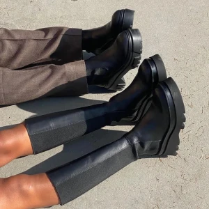 Zara knähöga plattform stövlar - Populära Zara knähöga skinnstövlar!  Fint skit. Storlek 39