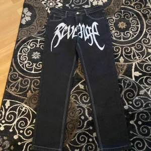 Revenge jeans - Dem är i väldigt bra skick. Helt oanvända. Säljer dem för att dem inte passar mig 💯💯💯💯💯