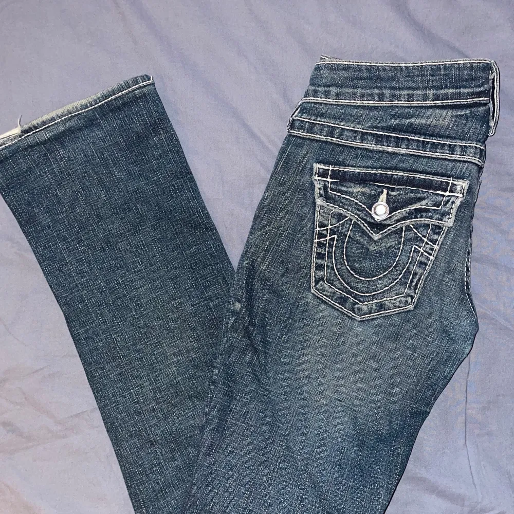 True religion jeans straight, små defekter längst nere vid benet skriv privat för bilder💕 jätte fina annars med coola fickor för stora för mig tyvärr.. Jeans & Byxor.