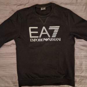 EA7 Emporio Armani tröja helt ny då den inte kom till använding. Köpt för ca 900 kr. Storlek xs men passar S. Skriv vid frågor :)