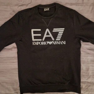 EA7 Emporio Armani tröja - EA7 Emporio Armani tröja helt ny då den inte kom till använding. Köpt för ca 900 kr. Storlek xs men passar S. Skriv vid frågor :)