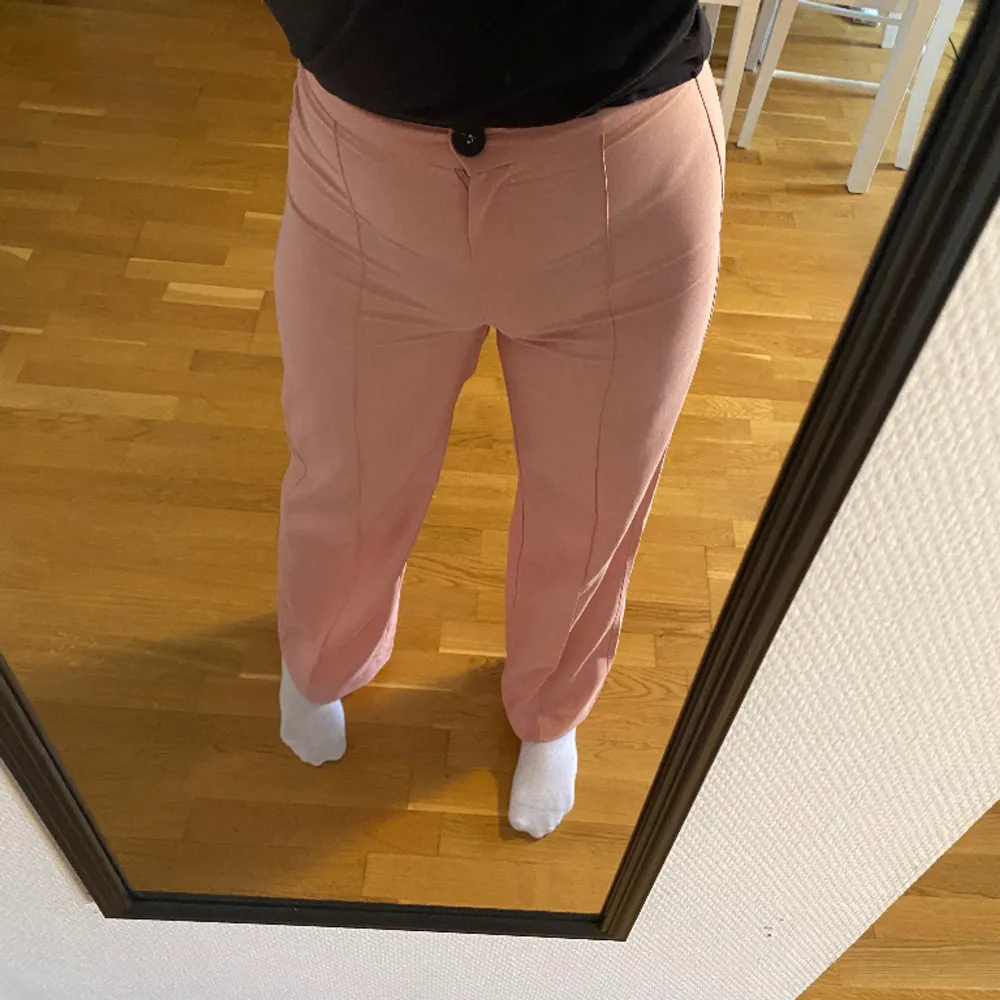 Superfina raka rosa kostymbyxor med sömm på benen, Stl 38 och sitter som en smäck🤩 från bershka! Endast använda en gång så de är i mycket fint skick . Jeans & Byxor.
