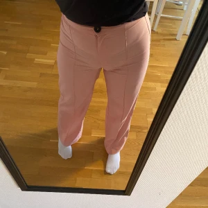 Rosa raka kostymbyxor  - Superfina raka rosa kostymbyxor med sömm på benen, Stl 38 och sitter som en smäck🤩 från bershka! Endast använda en gång så de är i mycket fint skick 