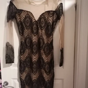 Fin Klänning ifrån Bikbok - Storlek M Aldrig använd då den tyvärr är för liten för mig.. Mycket finare i verkligheten!  Lappen kvar!  