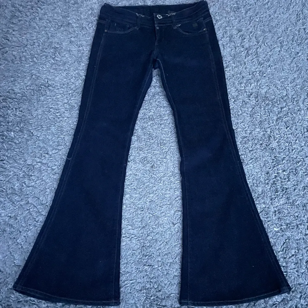 Lågmidjade bootcut jeans  Midjemåttet 38  Innerbenslängd 78  Ytterbenslängd 100. Jeans & Byxor.
