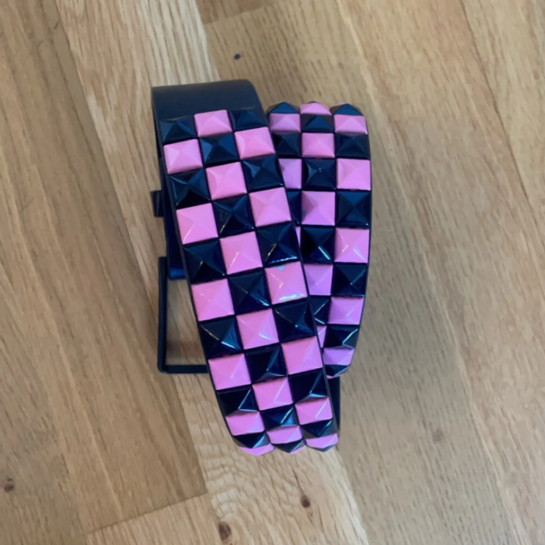 Rosa/svart nitbälte