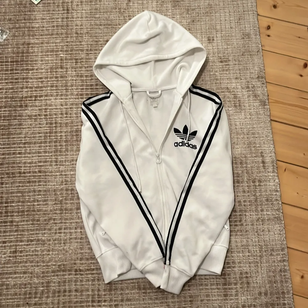 En äkta adidas zip-hoodie i gott skick. Fickor med dragkedja på. Sparsamt använd och fläckfri. Självklart tvättad innan leverans! Priset kan självklart diskuteras ! Vid frågor mm finns jag i dm ☺️ . Hoodies.