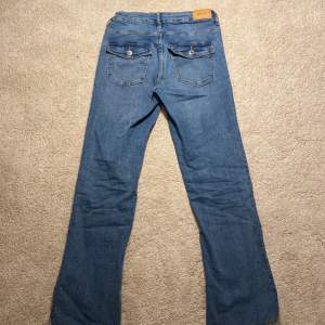 Säljer dessa Gina Tricot jeans. Har sytt upp dem lite och skulle säga att de kanske passar någon som är ca 155 lång. Hör av dig om du har fler frågor 💕