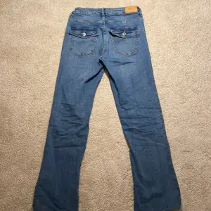 Säljer dessa Gina Tricot jeans. Har sytt upp dem lite och skulle säga att de kanske passar någon som är ca 155 lång. Hör av dig om du har fler frågor 💕