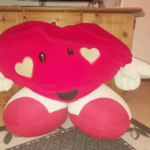 2st rosa hjärt formade kuddar med svart kanin på (playboy) 1stor röd typ kudde formad till ett hjärta Paket pris 250:- stora hjärtanet 150:- 2små kuddarna 200:-