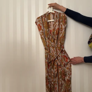 Klänning  - En byxdress från mango som aldrig kommit till användning.Den är i storlek XL men passar en M.Pris kan diskuteras.🌺