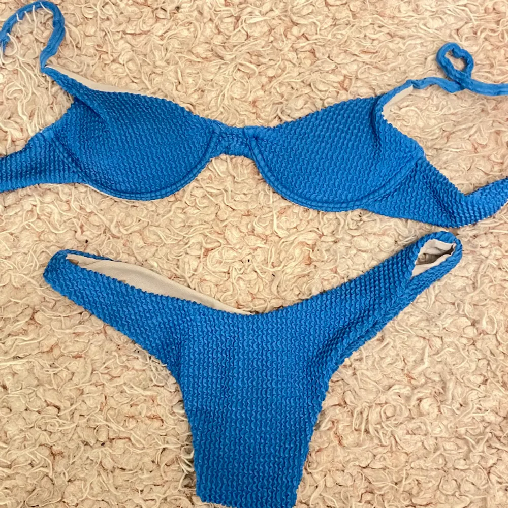 En marin blå bikini , perfekt för den som gillar starka färger 👙🐬. Övrigt.