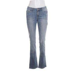 Jeans!!! - Midja: 39 cm rakt över och innrebenslängden: 84. Tyvärr för långa för mig💕