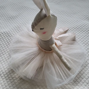 Handgjord Tilu Lilu kanin,mjuk leksak för Påskpresent - Storlek: H 40 cm Färg: Beige, Material: Bomull,line och tyll Fyllning: Polyester silikonfyllning Underhåll: De kan rengöras med mild tvål och vatten.  Ögon och näsa är handbroderade,armar och ben rör sig och alla kläder och accessoriesär avtagbara.