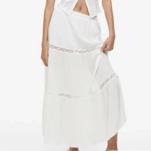 Långkjol  - Säljer min vita långkjol från Hm då den är för kort, köptes förra sommaren och använd 1 gång!💕storleken är xxs men skulle säga att den passar xs också. ordinarie pris 299kr