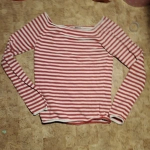 Randig tröja❤️🤍 - Fin röd, vit randig tröja i nyskick. Kom privat för mer bilder 🫶🏼