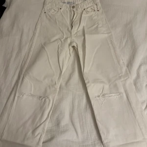 Jeans  - Ett par vita jeans från bershka med hål på knäna. Jätte fina och är i någon form av blandning mellan bootcut och straight. Höga i midjan vilket jag inte gillar på mig själv och har aldrig använt de. 