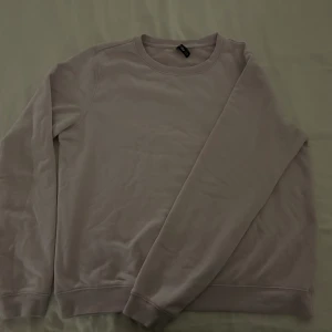 Väldigt mjuk crewneck  - Extremt mjuk, ljusrosa, crewneck. Från FB sisters. Välanvänd men inte så värst sliten. Ganska liten i storlek. 