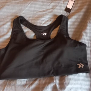 Träningsbh - Träningsbh köpt på lager157. Aldrig använd. 